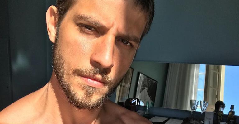 ”Beleza de família”: Chay Suede revela foto antiga do avô e impressiona fãs na web