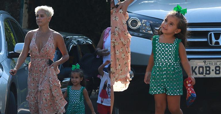 Maria Flor esbanja fofura em passeio com Deborah Secco