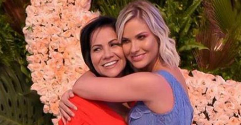 Andressa Suita ganha selinho e declaração da mãe, Suely