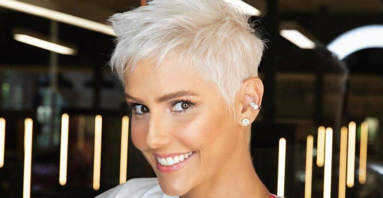 Deborah Secco surge de peruca rosa e usa frase icônica de filme