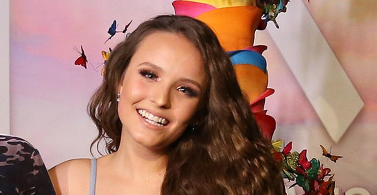 Larissa Manoela causa com look super ousado em festa para comemorar seus 18 anos