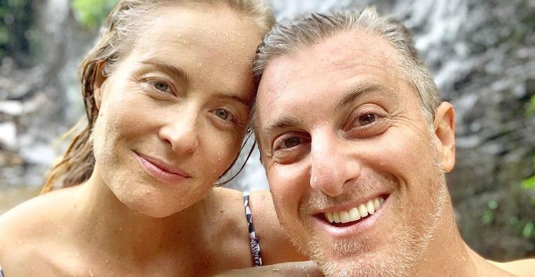 De férias, Luciano Huck se diverte com o poder dos produtos de beleza