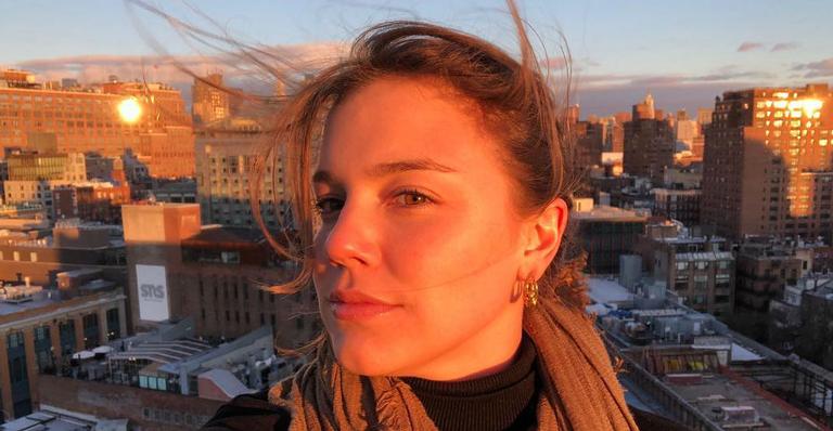 Alice Wegmann reclama das altas temperaturas: ‘Difícil é ficar sem suar’