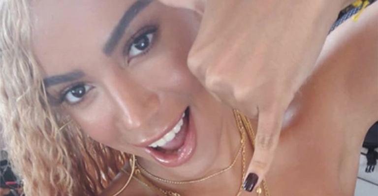 Anitta esconde apenas os mamilos ao gravar novo clipe