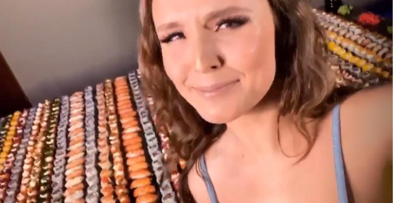 Dois mil docinhos, sorvete de hambúrguer e muito sushi: Cardápio da festa de Larissa Manoela deixa fãs boquiabertos