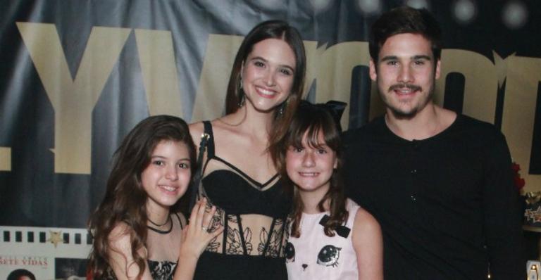 Juliana Paiva e Nicolas Prattes marcam presença em aniversário de atriz mirim