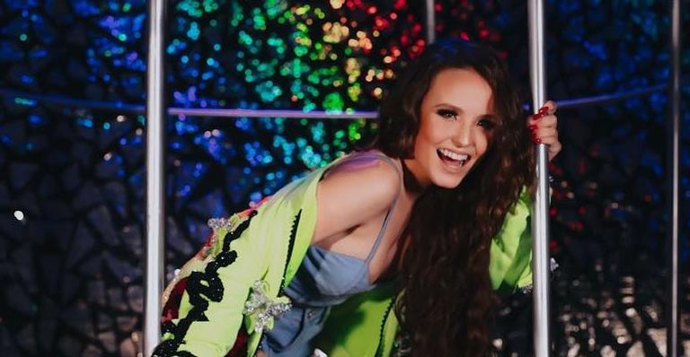 Larissa Manoela celebra os 18 anos com gaiola, super bolo e amigos famosos
