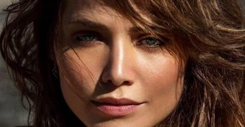 Letícia Colin surge vestida de motoqueira em clique sexy e deixa fãs eufóricos