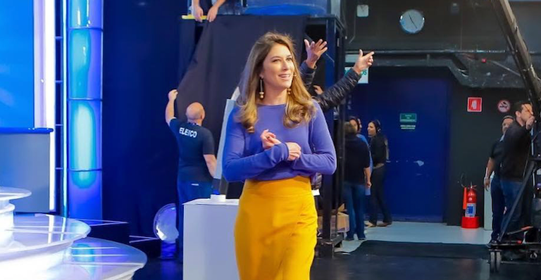 Namorada de Alexandre Pato, Rebeca Abravanel festeja o sucesso de seu programa no SBT