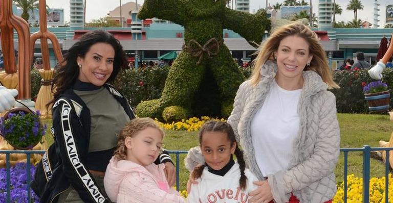 Amigas! Sheila Mello e Scheila Carvalho viajam com as filhas para Orlando