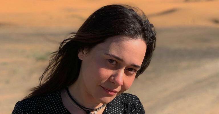 De férias, Alessandra Negrini surge caracterizada e brinca com seguidores