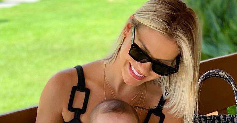Andressa Suita comemora os seis meses do filho caçula com look grifado