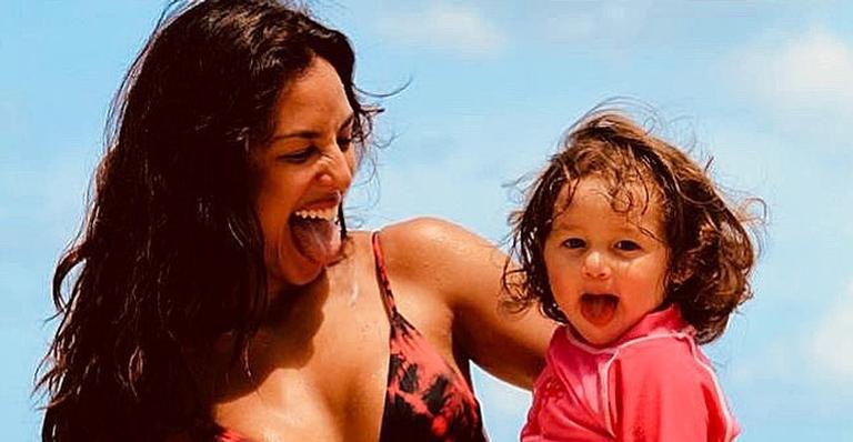 Fofura! Filha de Yanna Lavigne, Madalena, é flagrada alimentando cabrito com os primos