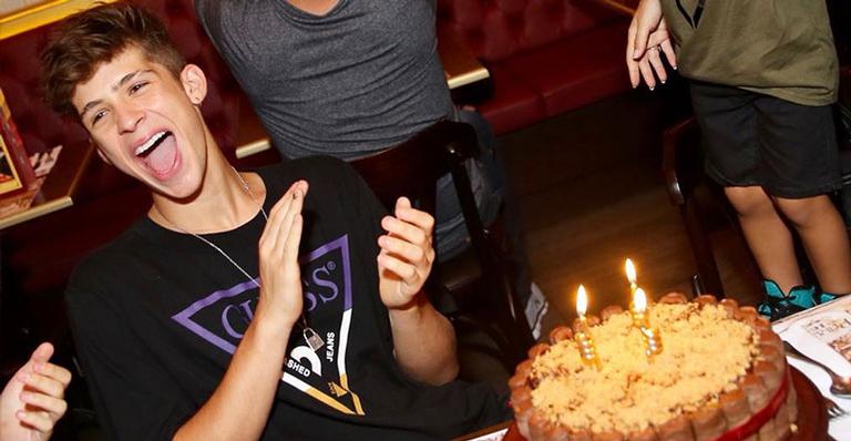 João Guilherme celebra seu aniversário ao lado da família em jantar em São Paulo