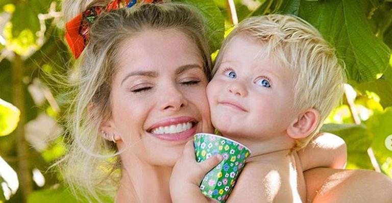 Karina Bacchi derrete a web com fotos e declaração para o filho Enrico: ”Obrigada anjo lindo”