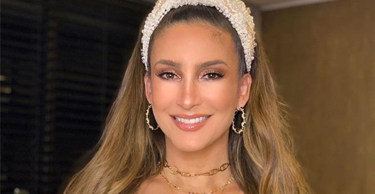 Claudia Leitte exibe a barriguinha de grávida ao curtir a piscina