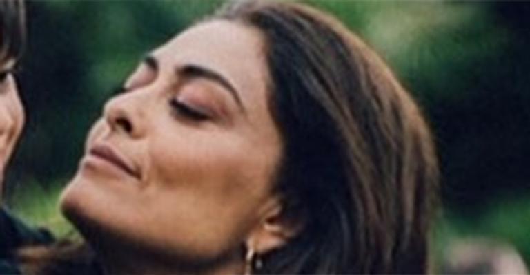 Juliana Paes sofre para carregar os filhos no colo durante viagem de férias