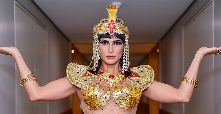 Lívia Andrade surge vestida de Cleópatra em ensaio da Império de Casa Verde