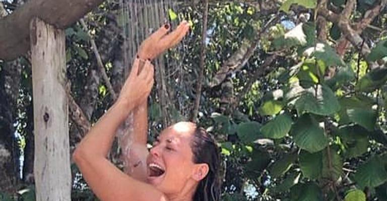 Paolla Oliveira alivia o calorão tomando ducha de maiô branco e deixa fãs sem fôlego