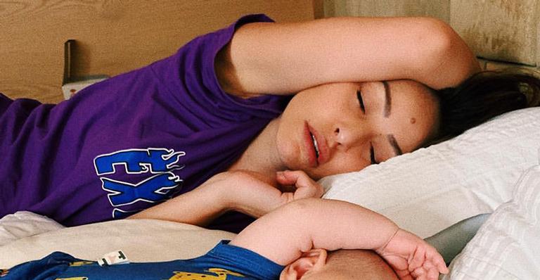 Zoe aparece dormindo com a mamãe Sabrina Sato na cama e encanta fãs