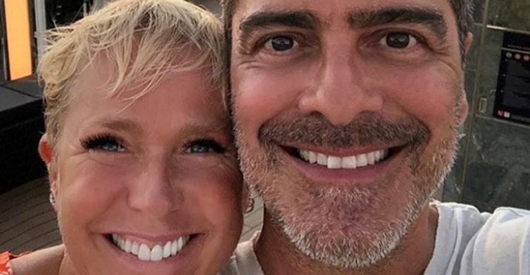 Junno Andrade assiste ao Pôr do sol com Xuxa e se declara: ”Quanto mais de você, melhor de mim”