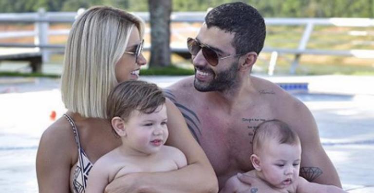 Em dia de piscina, Andressa Suita posa com o maridão e combina look com os herdeiros: ”Férias em família”