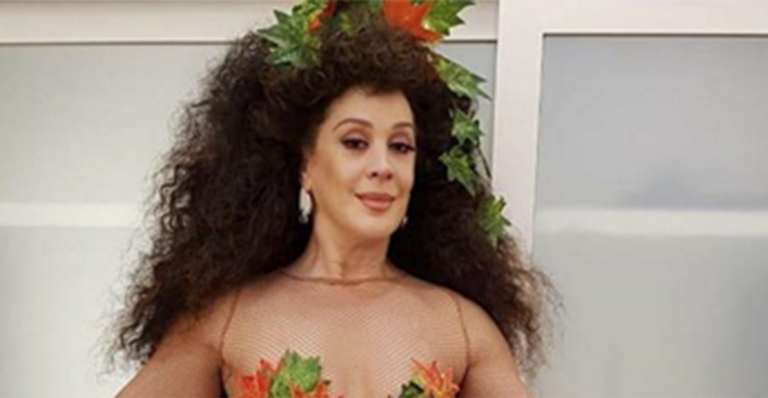 Claudia Raia exibe corpão ao surgir com look de Eva em gravação