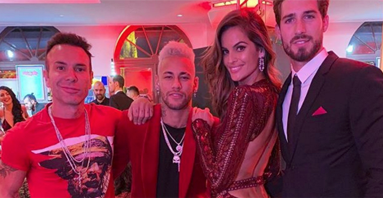Neymar Jr surge loiríssimo e de muletas em seu aniversário de 27 anos