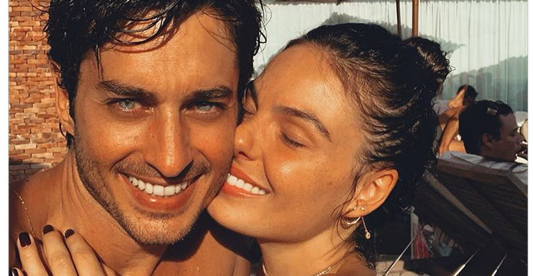 Casalzão! Isis Valverde posa ao lado do marido e bronzeado rouba a cena
