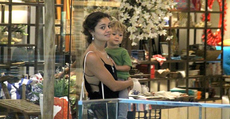 Sophie Charlotte curte dia de compras com o filho, Otto