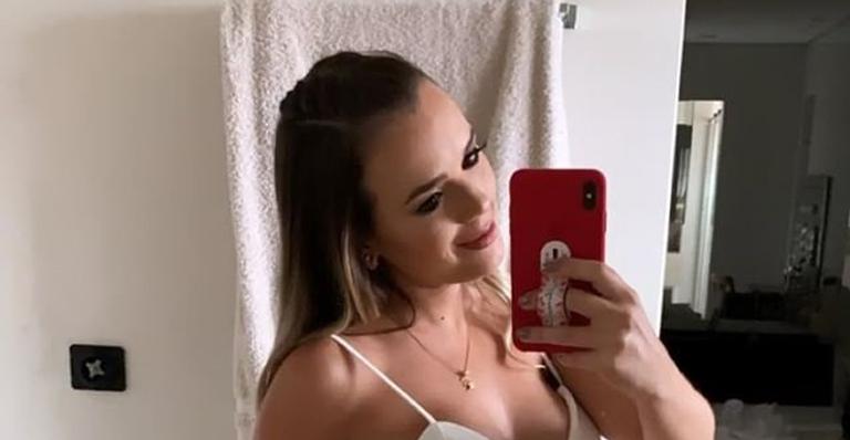 Thaeme completa sete meses de gestação e fala sobre quilos a mais: ”Nada que não recupere depois”