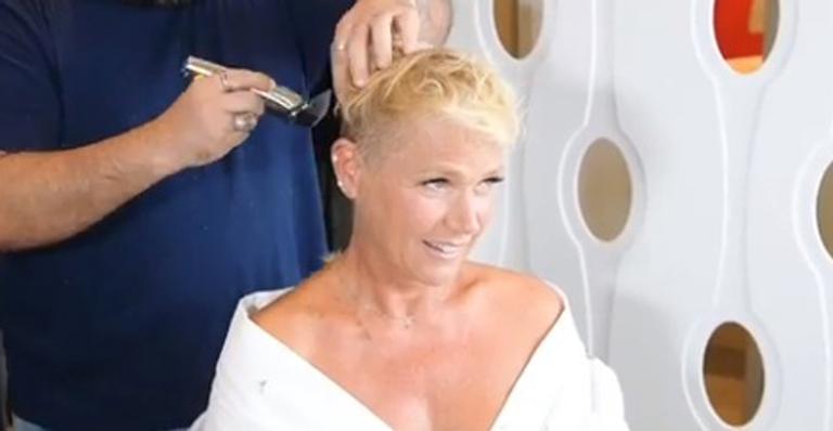 Ousada! Xuxa raspa cabelo e impressiona fãs na web: ”Linda e corajosa”