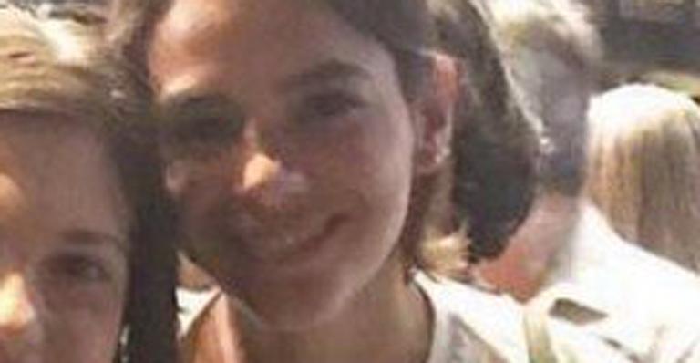 Bruna Marquezine é flagrada com look comportado em culto em igreja evangélica