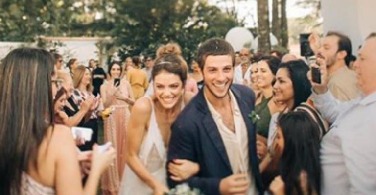 Chay Suede mostra novo clique do casamento com Laura Neiva e emociona fãs: ”Dia mais feliz da minha vida”