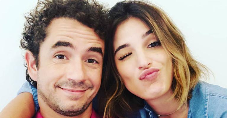 Felipe Andreoli comemora os 39 anos e reflete: ‘Uma mulher linda e um filhão’