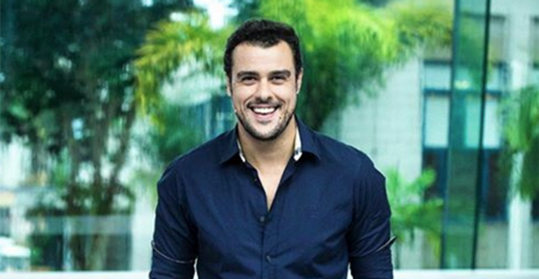 Com look de gala, Joaquim Lopes dá beijo de cinema na namorada e se declara