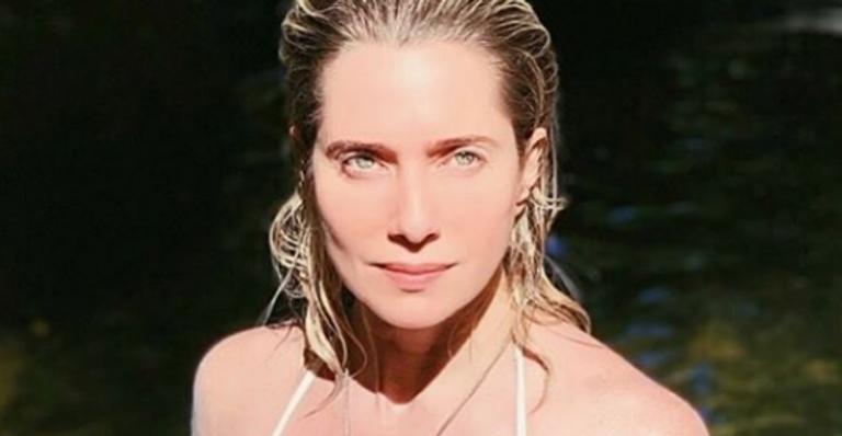 Aos 45 anos, Leticia Spiller sobe a temperatura com clique de biquíni branco: ”Deusa”