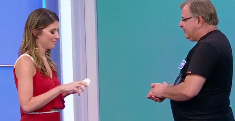 Rebeca Abravanel tem atitude inesperada e ajuda homem a ganhar prêmio no ‘Roda a Roda’