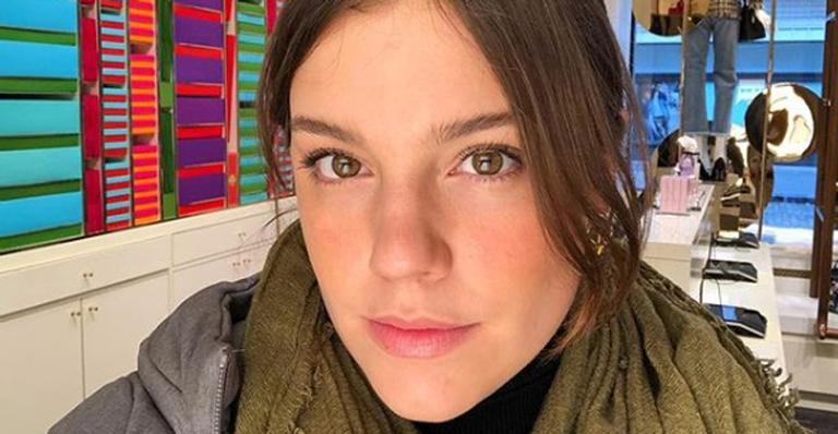 Alice Wegmann empina o bumbum ao mostrar homenagem para Nazaré Tedesco