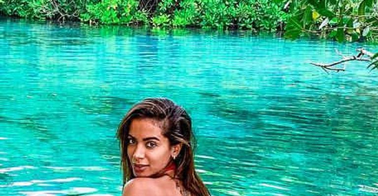 Anitta surge provocante com maiô cavado e deixa fãs sem fôlego