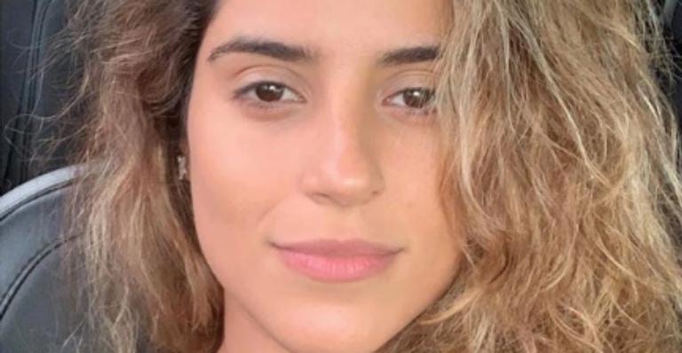 Grávida do primeiro filho, Camilla Camargo rebate críticas ao posar com copo de champanhe