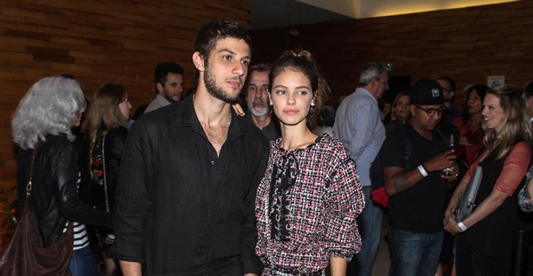 Chay Suede e Laura Neiva fazem primeira aparição juntos após o casamento