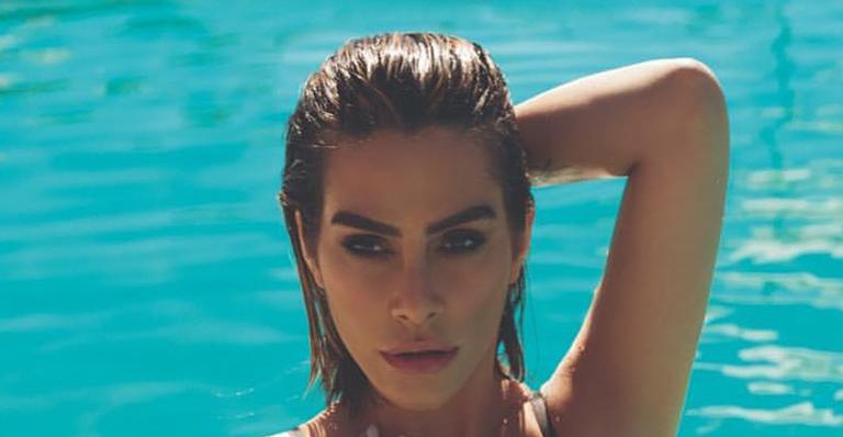 Cleo surge de roupa íntima dentro da piscina e deixa fãs perplexos