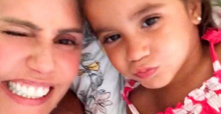 Fofura! Deborah Secco mostra a filha, Maria Flor, fazendo as vezes de cabeleireira: ”Mudança de visual”