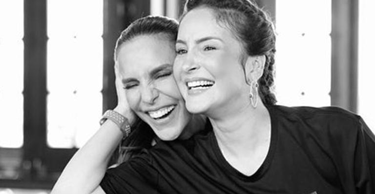 Ivete Sangalo faz carinho na barriga de grávida de Claudia Leitte e se derrete
