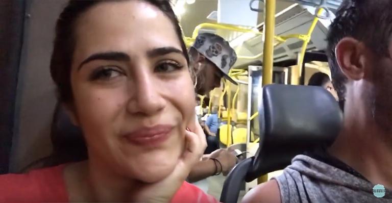 Filha de Leonardo anda de ônibus após escolher vida simples com o marido