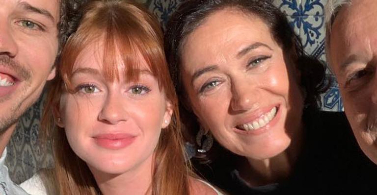 Após polêmica, Lilia Cabral surge abraçada com Marina Ruy Barbosa nos bastidores de novela