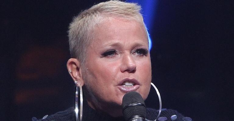 Xuxa raspa ainda mais os cabelos e rebate comentários ofensivos: ”Me respeita pra eu te respeitar”