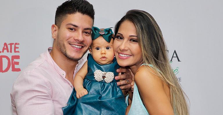 Arthur Aguiar faz surpresa e dá buquê enorme para Mayra Cardi