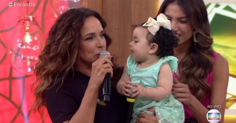 Daniela Mercury se emociona com presença surpresa da neta no ‘Encontro’